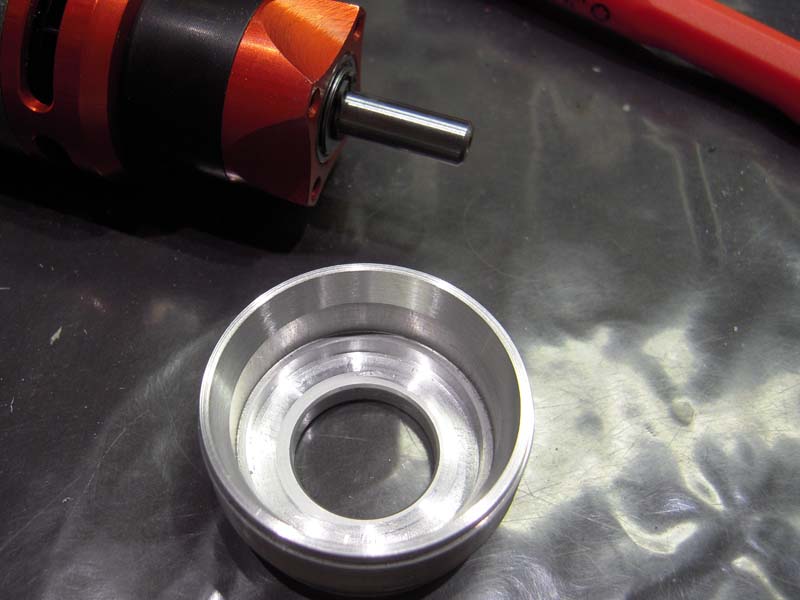 De verspaande Campagnolo bracket. De gearbox past nu sluitend in de flens. De voormalig spacer geeft nog extra wandsterkte. Gaatjes moeten nog geboord worden.
Ook in koelgaten is nog niet voorzien. Verder is de flens iets ingekort en afgeschuind voor toekomstige doorlaat van koeling. (DSCN5736 LR)