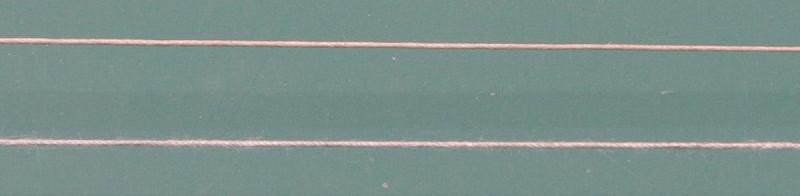 Detailopname:
bovenste 0,25 ecru draad na behandeling
onderste 0,25 ecru draad voor behandeling