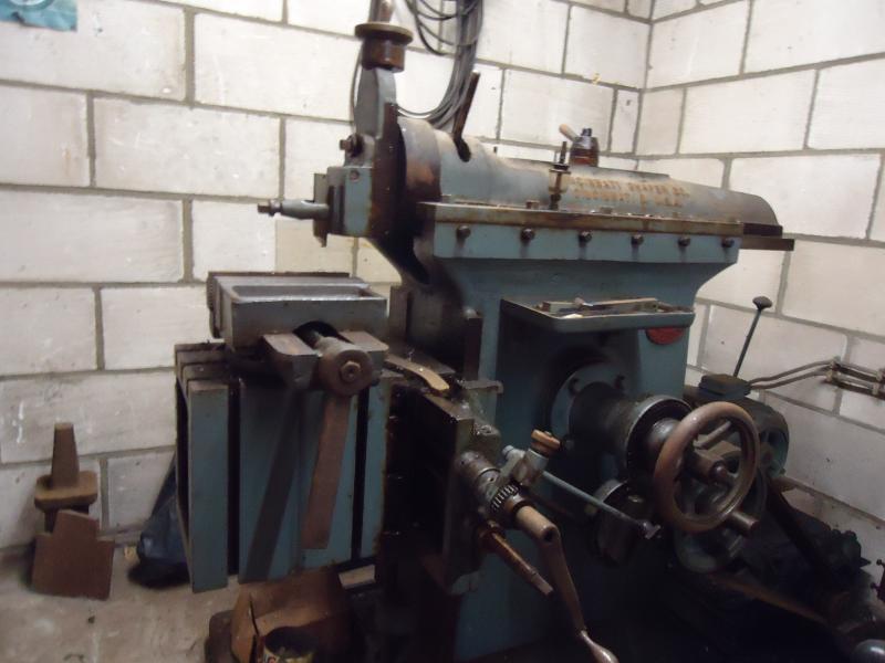 Deze Cincinnati schaafbank heeft voor mij geweldige werkstukken gemaakt en soms nog wel eens, maar dan is het voor de hobby.
De max.slaglengte van de ram is 450mm.