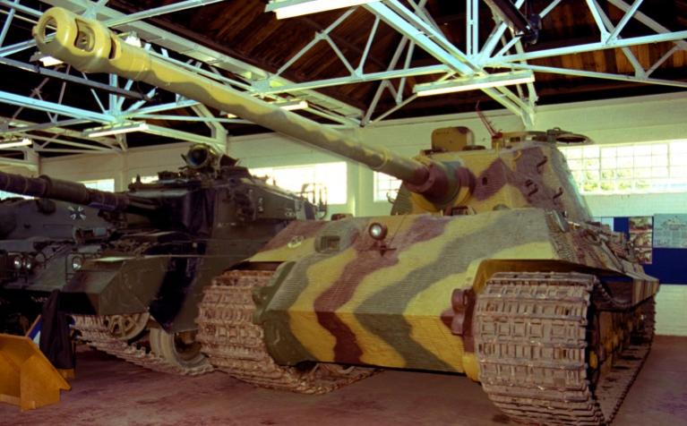 E1994 81 Sd%20Kfz%20182%20Panzerkampfwagen%20VI%20Ausf%20B Loan%20to%20RMCS%20Shrivenham 14%20October%201999 5778 B3