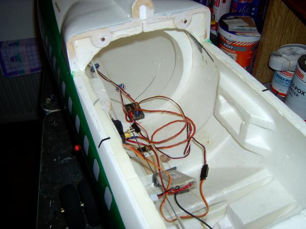 Een wirwar van draden en dus een storingsbron, maar niet voor het 2.4 Ghz ontvangertje !