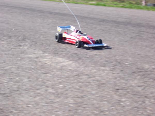 En in volle vaart langs +/- 40 kilometer per uur met de standaard mabuchi 380sd motor en mechanische regelaar met 7,2 volt kleine 1700Mha accu