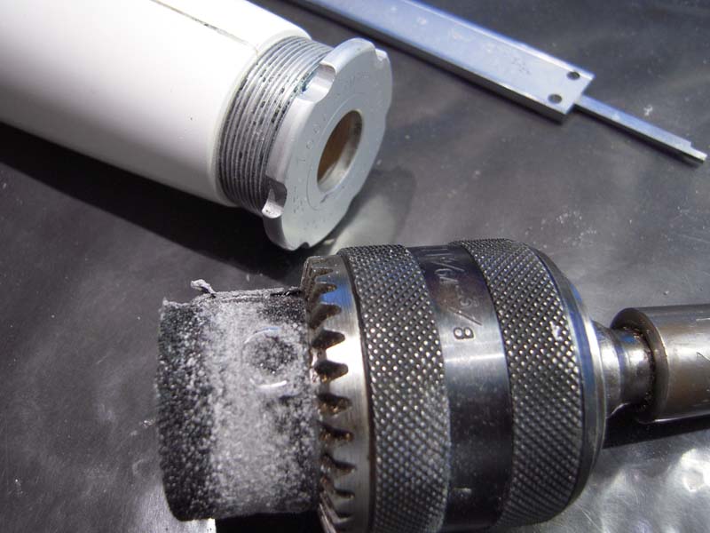 Enigma 'felsrand' opschuren naar grotere diameter, zodat de aluminium trapas-bracket sluitend past. Boorkop met zelfklevend schuurpapier gaf zowaar de juiste diameter. De felsrand in de neus is bedoeld om een motorspant fixed in de juiste stand mee te verlijmen. (DSCN5728 LR).