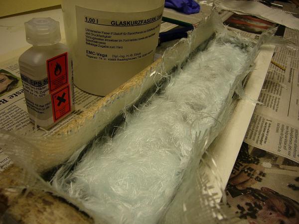 epoxy, glassnipper en schuimmiddel. Hier komt een 'deksel' met gaten op, zodat de mal een stijve, gesloten doos wordt.