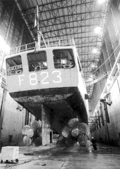 F823 HrMs Philips van Almonde   Roer en schroeven