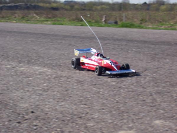 Ferrari F312T3 1979 soms mag deze even buiten om lekker te racen