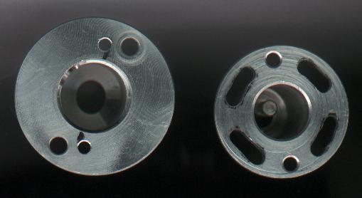 Flens: Links met boring hoh 25 en 29mm voor 700 en 600 motor, rechts een 600 motorflens.