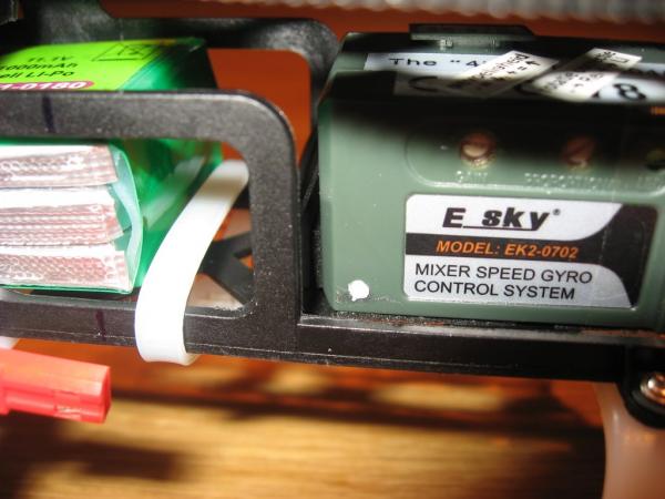 Foto 14: De 4in1 goed vastgezet ook aan het tussen schotje

De dikke witte tie-rap heb ik daar aangebracht om aan te geven waar de achterkant van de batterij moet zitten om de balans goed te houden. Anders moet je elke keer na het verwisselen van de batterij de juiste plaats opnieuw bepalen.
