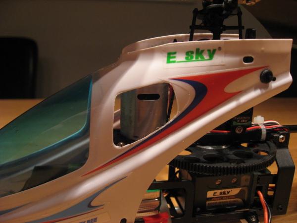 Foto 16: Ik heb de openingen in de kap eruit gesneden om de motor meer koeling te geven