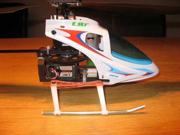 Foto 17: Ook de onderzijde van de kap heb ik iets aangepast. Deze valt nu iets over de voorste poten heen. Let op, ik heb iets teveel weggehaald! Dat is niet nodig. Dat was voordat ik de stekkers van de batterij had vastgetaped... haastige spoed...