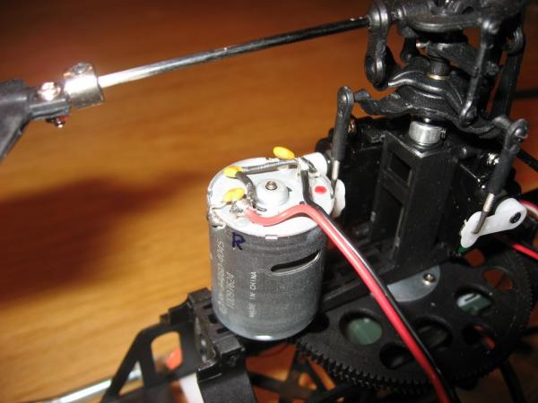 Foto 5: Voor de zekerheid maar even aangegeven welke kleur draad waar zit...:O)