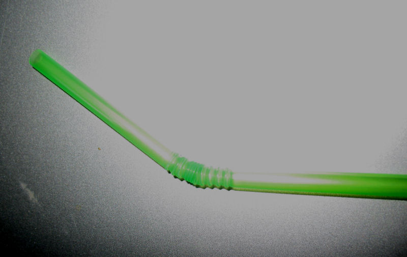 Gebruik zo'n kinderparty rietje.
Let wel op dat de binnendiameter ± 5 mm is.
dus even met de schuifmaat naar de JUMBO of BLOKKER