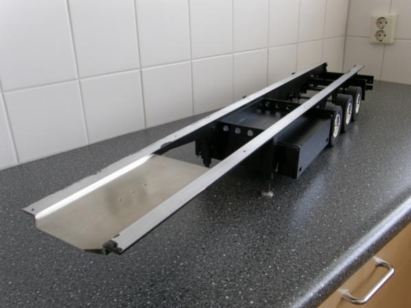 Geheel blank alluminium onderstel eerst spuiten