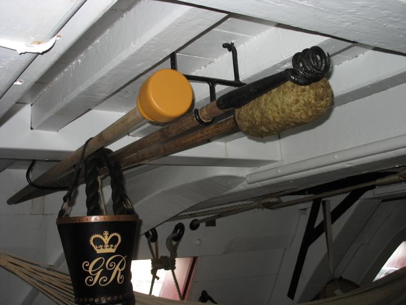 Gereedschap voor laden kanon opgehangen aan plafond