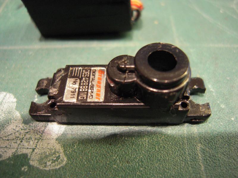 Graupner DES 428BB schade aan huis, uitgebroken kunststof lager/asgat. Under designed!!! 

Vast te lijmen.. Huis versterken met een C ring en een beetje epoxy? Bootjes servo! Of voor een draaiende radarantenne...
