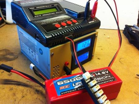 Graupner lader met extra PSU. Deze is niet strikt nodig maar dan gaat laden langzamer.
Accu is inderdaad geen 5000 maar 6500 maar presteerd niet veel beter dan de 5000 Zippy.