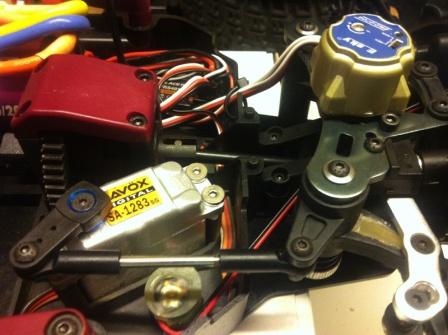 Gyro, servo en onderin de module voor het licht.