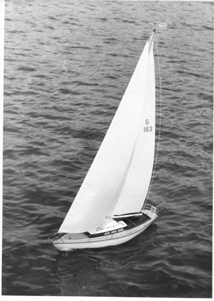 Het model: http://gmiel.de/modellbau/modellsegeljachten/#