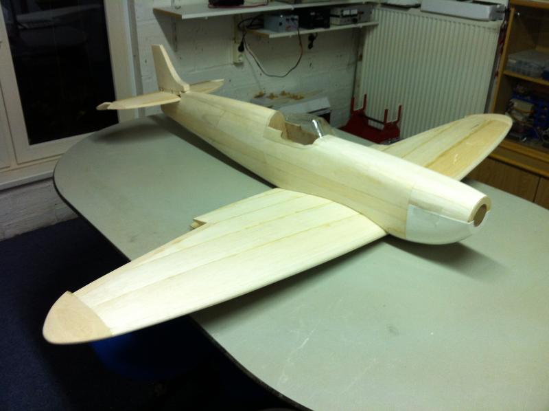 het moeilijkste gedeelte zit erop de romp maken.
Grofweg beschreven je lijmt platen op de box constructie.
Deze maak je nat met een plantenspuit en je taped het om de formers(rompribben) heen.
een weekje laten drogen daarna schuren en schaven tot je er gek van wordt.