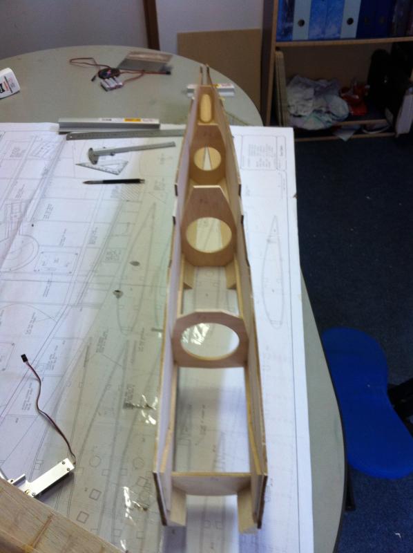 hier de 6 kanten te zien waarvoor de ontwerper heeft gekozen als al het balsa gemonteerd is begint het lastige gedeelte,
Het schuren /schaven van de ovale rompvorm 
hier zie ik best tegenop