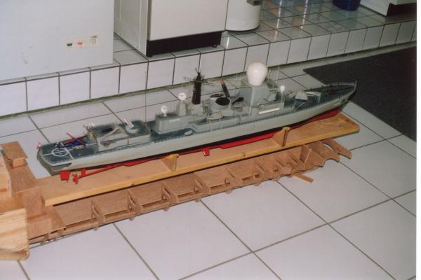 HMS de Ruyter op de spanten van de Mighty Servant 3