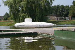 In de plamuur op de steiger bij de S.M.G. IJmond.