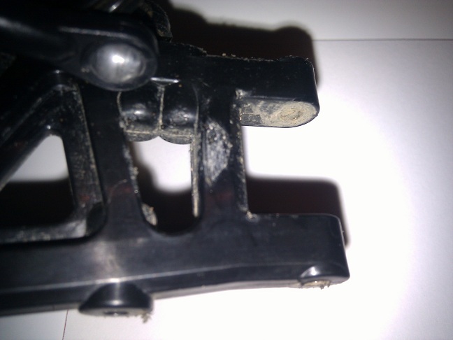 Ingesleten DT-02 draagarm achter.