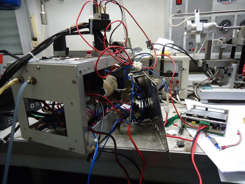 installeren van de startbox voor de turbine.
Alle functies doen het prima,nu het geheel afwerken,
bovenop ligt de startmotor en ongeveer in het midden tussen de bedrading bungelt de gloeiplug!
