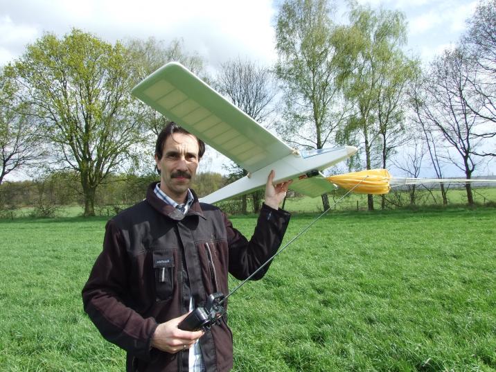 Klaar voor de Maiden flight was wel erg veel wind (5/6 bft) maar toch na een paar minuten weer heel op de grond.

besturing hoog laag met hoogteroer links recht met richtingsroer (2 kanaals)

Start Hi-Start 30 meter elastiek 150 Mtr nylon