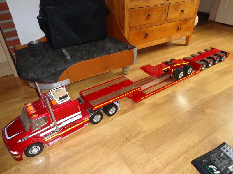 Lowboy met jeepdolly in opbouw