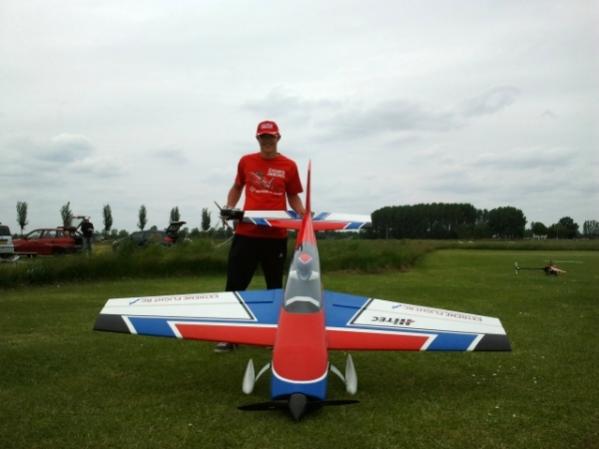 Mark met de Extreme Flight Extra 300