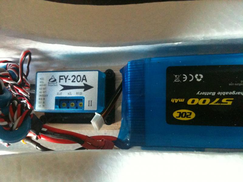 Met 4S5700 mAh pack en de FY20A