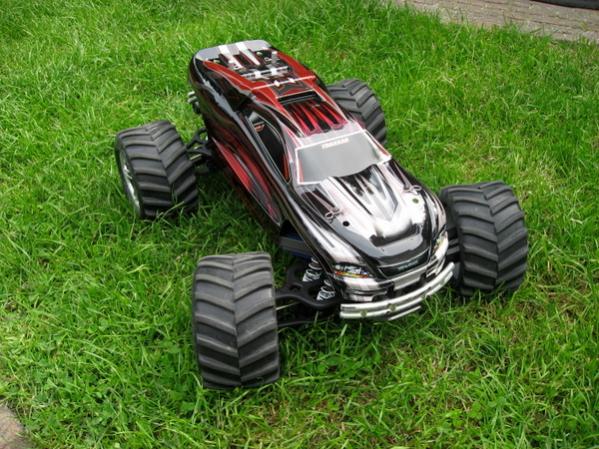 Mijn e-maxx met E-revo body.
= E-rexx???