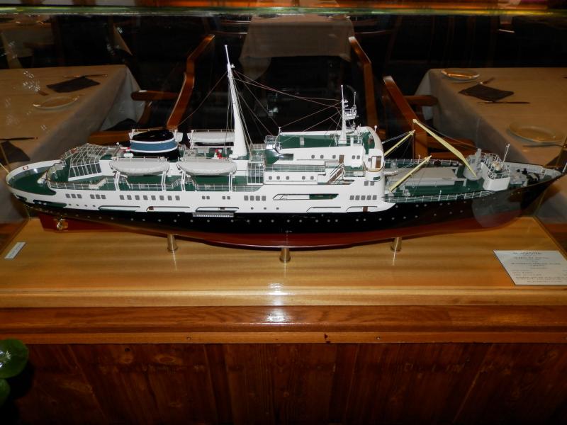 Model van het ms Lofoten aan boord van ms Lofoten in de dinerroom. Het model toont hoe het schip er oorspronkelijk uit zag; opvallendste verschillen zijn de reddingboot stuurboord voor welke plaats heeft moeten maken voor een oranje Man Overboord Boot en de hoofdmast welke bij dit model op een vlak stuk dek staat. Ook ontbreken de moderne koepelantennes op het stuurhuisdak. Daarnaast bevonden zich op het voordek niet alleen een dekkraan maar ook twee laadspieren tegen de accomodatie aan.