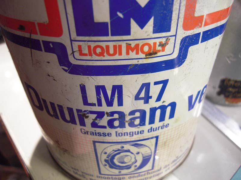 Molybdeensulfide vet... flikkerde ik normaal gesproken in de homokineten van m'n oude Lanciaatjes en Mini's... staat ook zo een kreng op het blik afgebeeld... moet goed zijn... gaat ewoon 30 jaar mee...