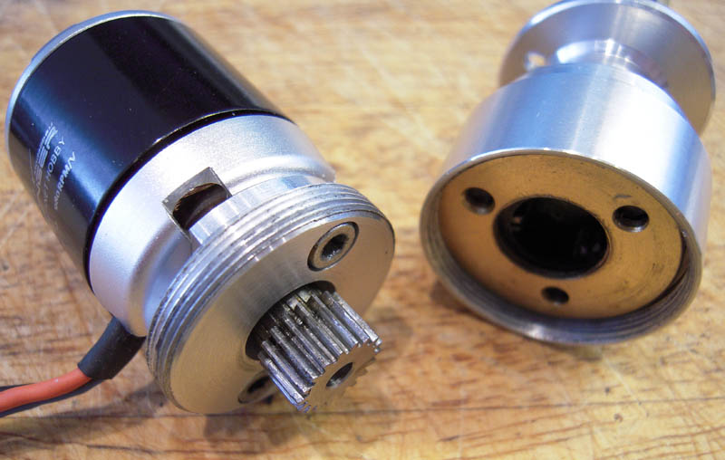 Motor met gemonteerde flens, extra vulring en gearbox...