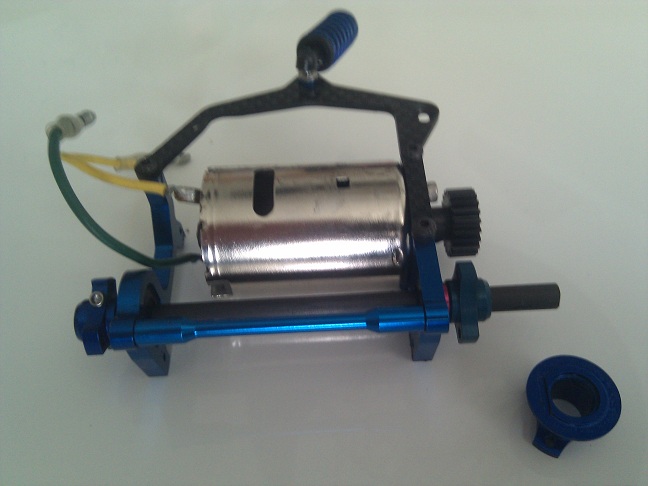 Motormount met motor en as. Ball. dif verwijderd.