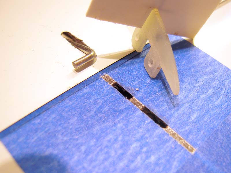 Nieuw maskertje om te lijmen... gelcoat weg gekrast met een scalpel... op verf kan je niet lijmen....
Lijmen met 30 min epoxy... lijmvlakken goed opgeruwd...