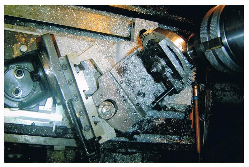 Nogmaals het frezen van de lucht-geleideschopjes van diffuser voor de turbine KJ-66.
dit is ook zonder CNC éénvoudig mogelijk!