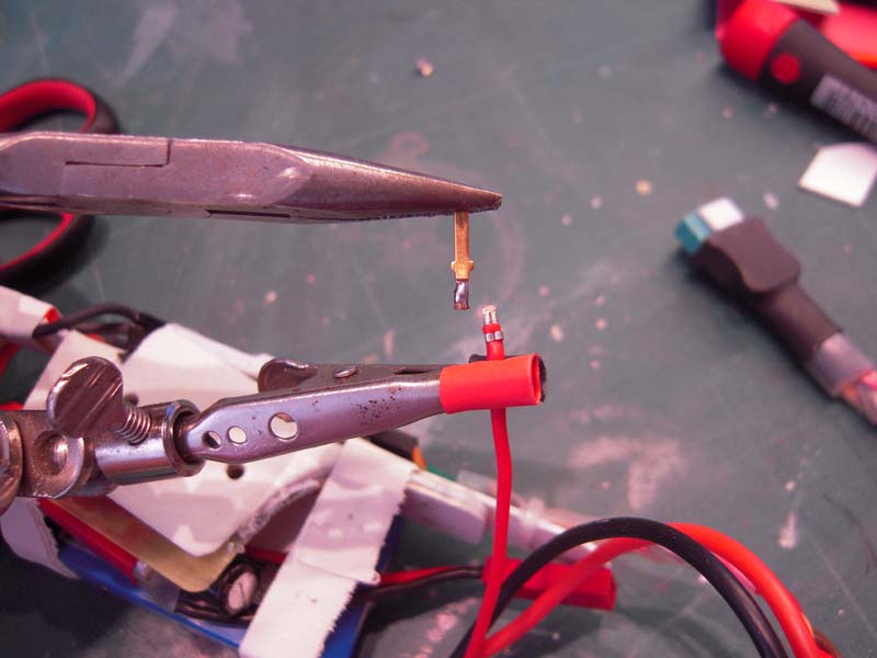 Oja... nog even een nieuw laadstekkertje aan de lipo...
Voor m'n Enigma F5B heb ik hetzelfde laadstekkersysteem... met een MPX stekkertje... en speciaal vervaardigde laadkabel...
