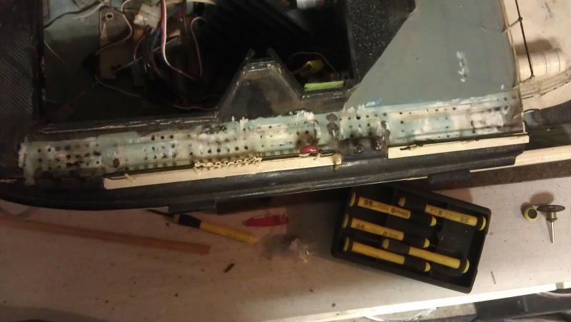 ook de bolders hebben gaatjes voor een stopperlijn of fender denk ik, alleen zijn ook deze door en door... heeft de bouwer geen rekening mee gehouden :(