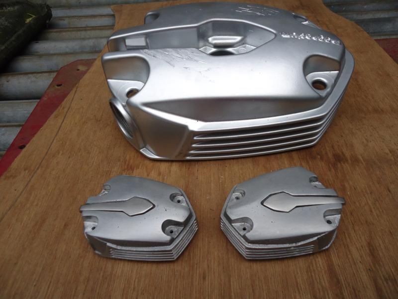 orginele cil.deksel BMW R1200R en de linkse en rechtse cil.deksels schaal 1 3