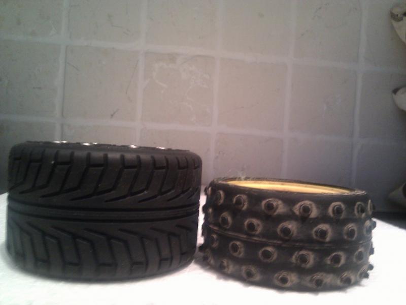 Originele Tamiya DT-02 noppenband vergeleken met 2,2inch beadlock`s met HPI banden