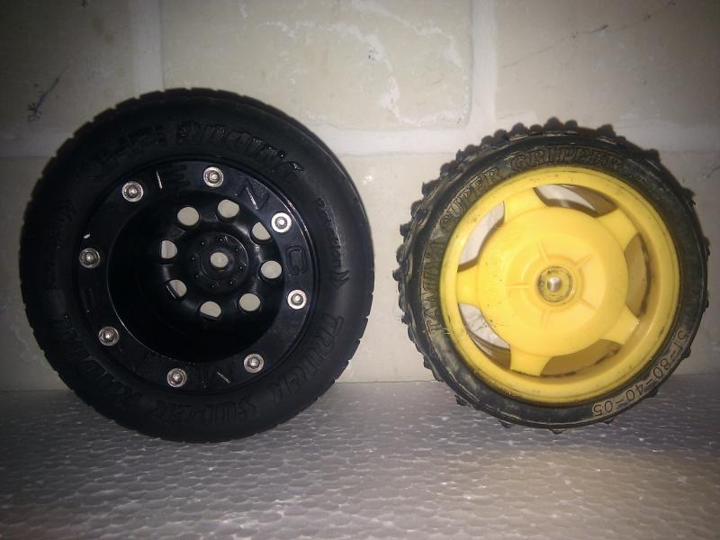 Originele Tamiya DT-02 noppenbanden vergeleken met 2.2 inch beadlocks. Zijaanzicht