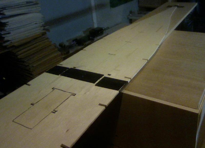 Picture 10

bodemplaat vast gezet op de houten plaat