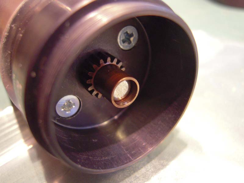 Pignion passen en verlijmen met Loctite 638, drupjes in tubetje meegeleverd bij de gearbox. (Laat zich verwijderen met opstoken tot 100-150 graad)
1 klein drupje volstaat al. Licht aanzetten tegen de bodemplaat. Met 5 minuten zit het handvast. Dan mag er proefgefraaid. Bij anlopen licht smeren met drupje motorolie. Das 12 uur laten uitharden.