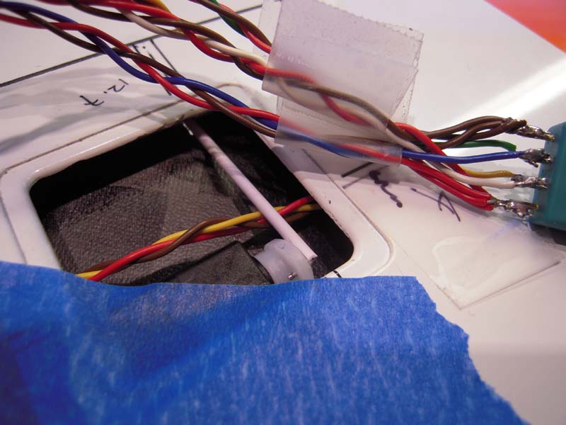 Provisorische set up flap-servo... MPX stekker om toch even alles te testen. Signaaldraad heeft voor iedere servo eigen kleur. De plussen en de minnen bij elkaar gegroepeerd.
In een later stadium worden de draden ingekort en netjes samengebundeld...