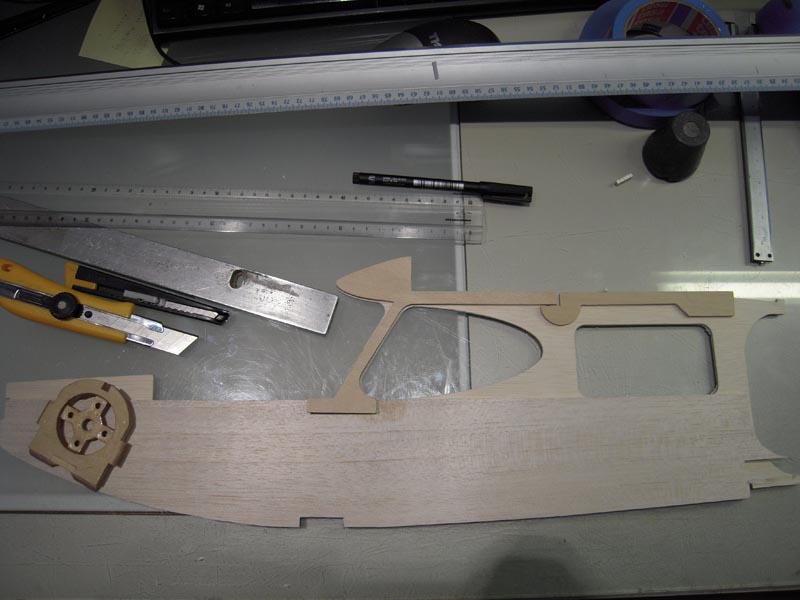 Rascal 40 rebuild

Proefpassen van een vers gesneden balsa pannel op het GammaPly deel...