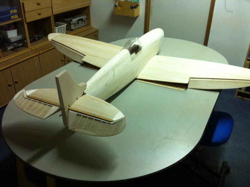 richtingsroer klaar om in vorm geschuurd te worden.
hoogteroer en vleugel er even voor de foto bijgelegd.

Op naar die andere moeilijke handeling de wingfairings.