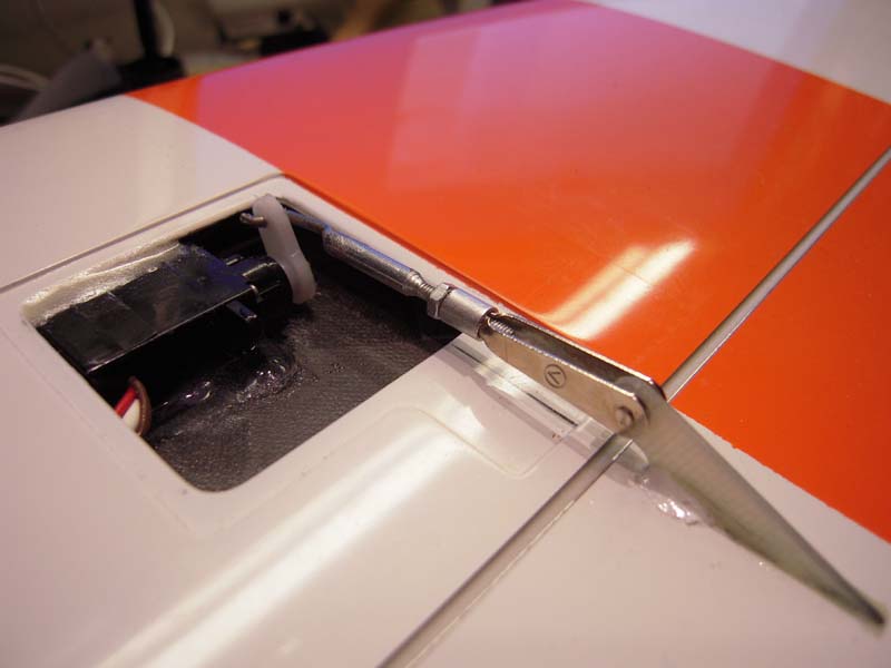 Rolroerservo. Extra hechtrandje epoxy om de flex van de bovenhuid tegen te gaan... Verlijmd met 5 minuten epoxy... snel werken!